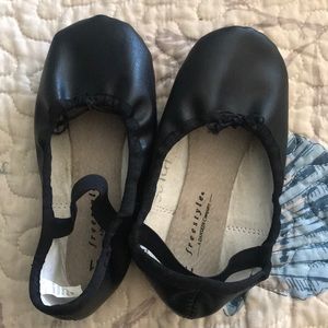 Size 11 black ballet shoes, EUC like new.